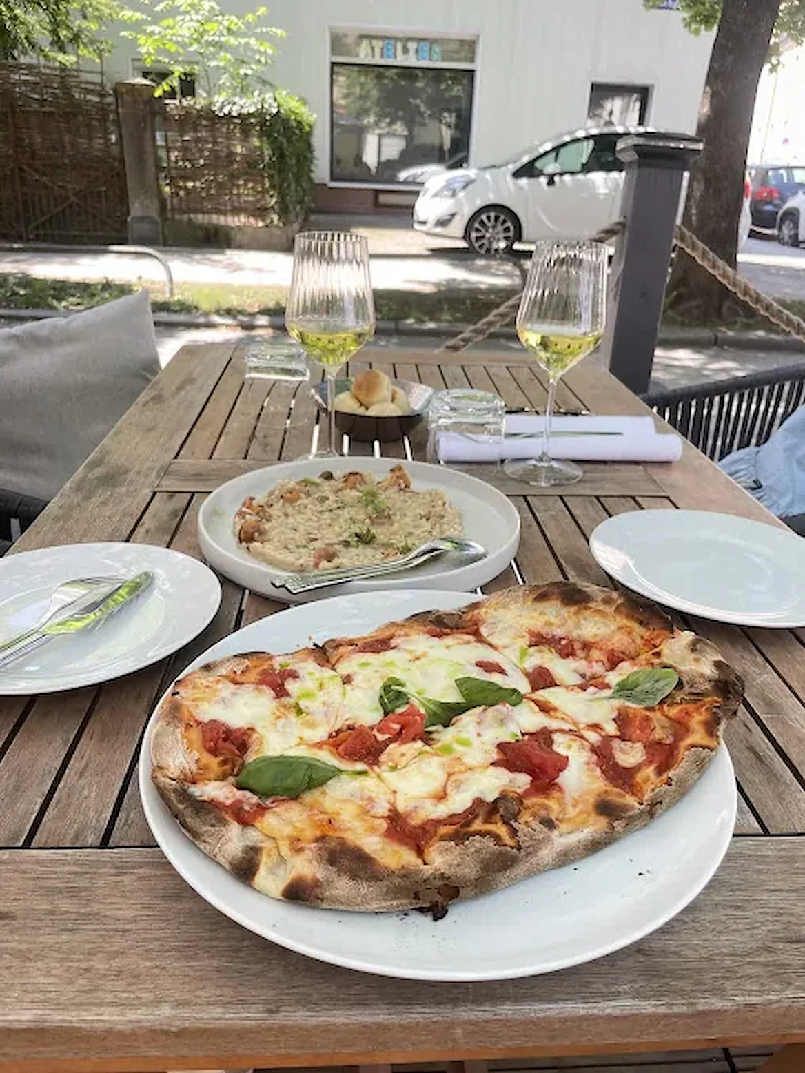 Pizza und Aperitivo auf der sonnigen Terrasse des Ristorante Risotto München