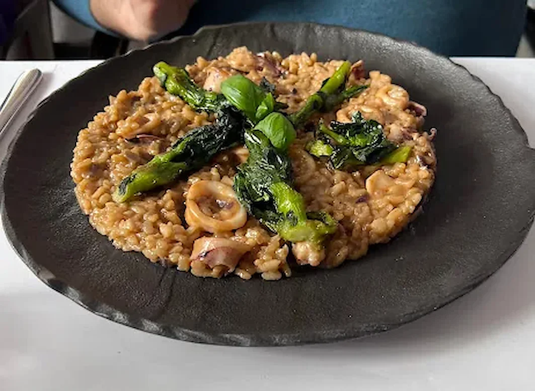 Dunkler Meeresfrüchte-Risotto mit Calamari — Ristorante Risotto München